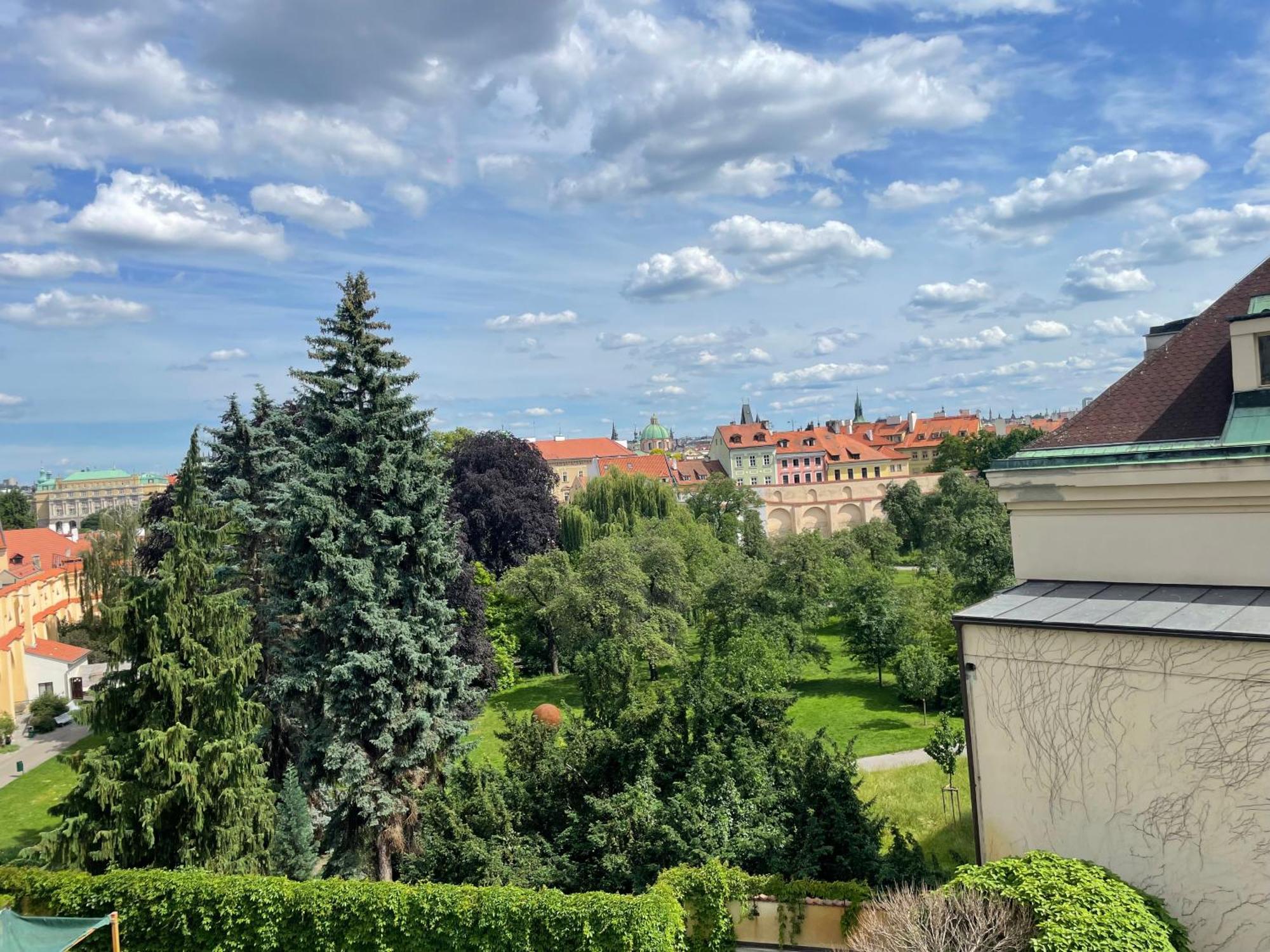 Luxury Family Hotel Royal Palace Praha Eksteriør bilde View of the park